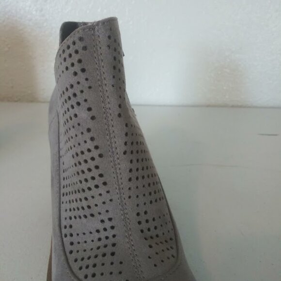 Dolce Vita women's size 6 gray suede ankle bootie - Picture 5 of 10